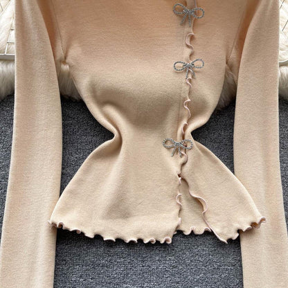 Pullover mit Strass-Schleife und gewelltem Saum