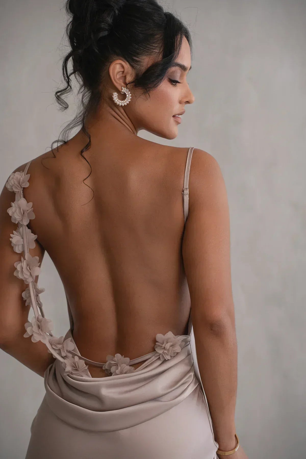 Robe Satin Bronzée avec Détails Floraux