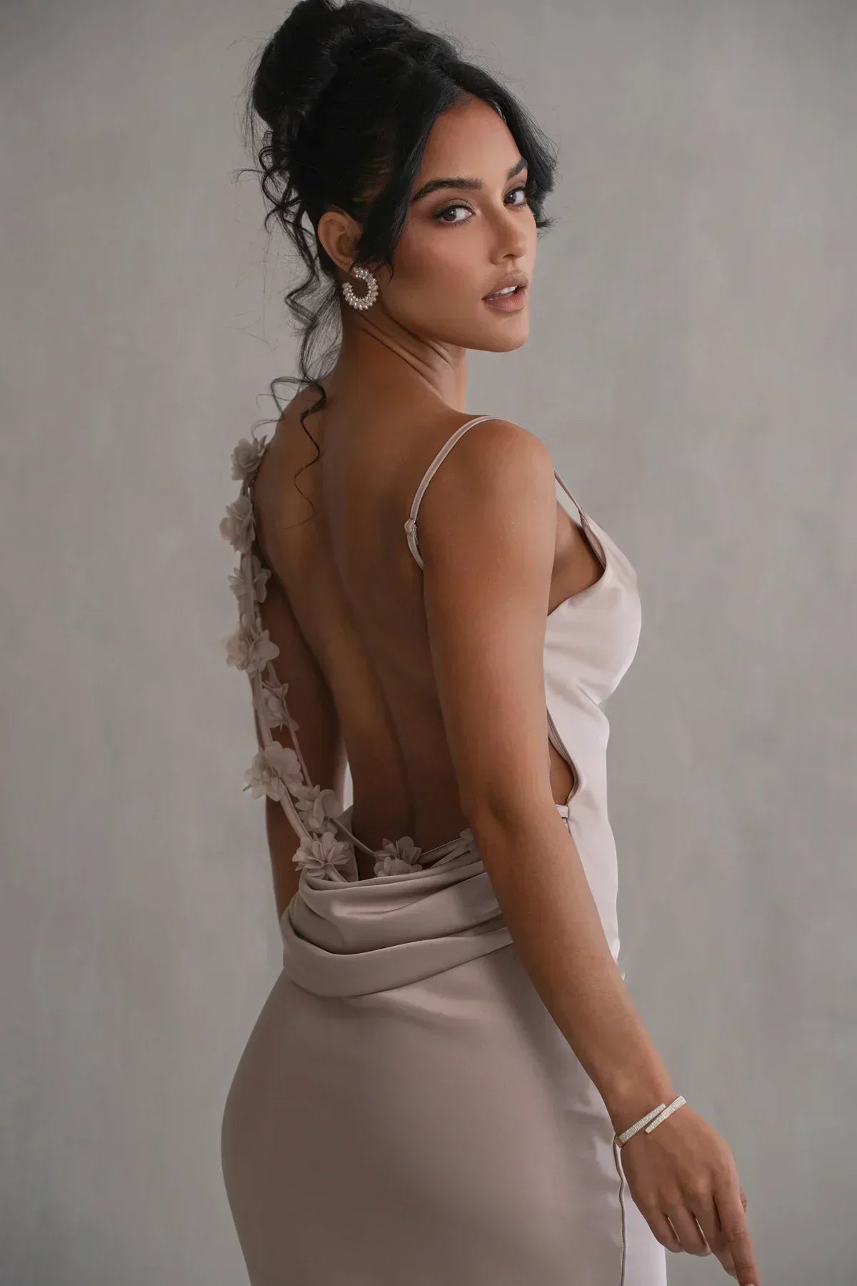 Robe Satin Bronzée avec Détails Floraux
