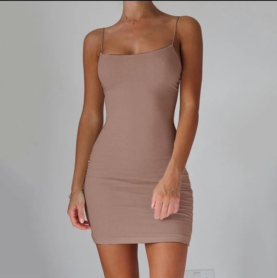 Robe Chanela Diamanté avec Design Éblouissant
